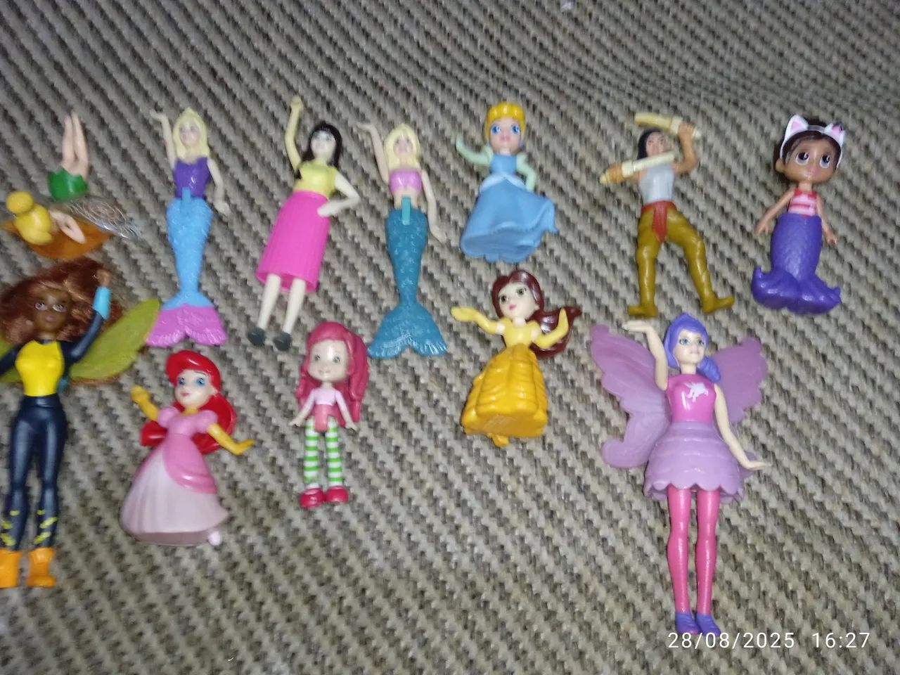 Bonecas pequenas diversas. Kit com 12 exemplares. - Foto 4