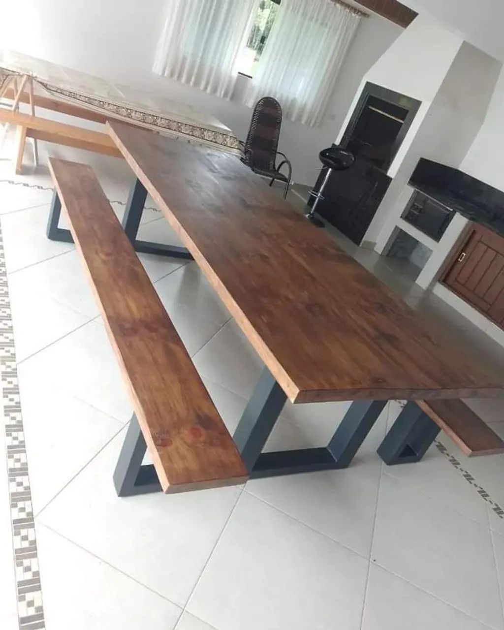 Mesa de Jantar com Bancos em Madeira Maciça e Design Industrial
