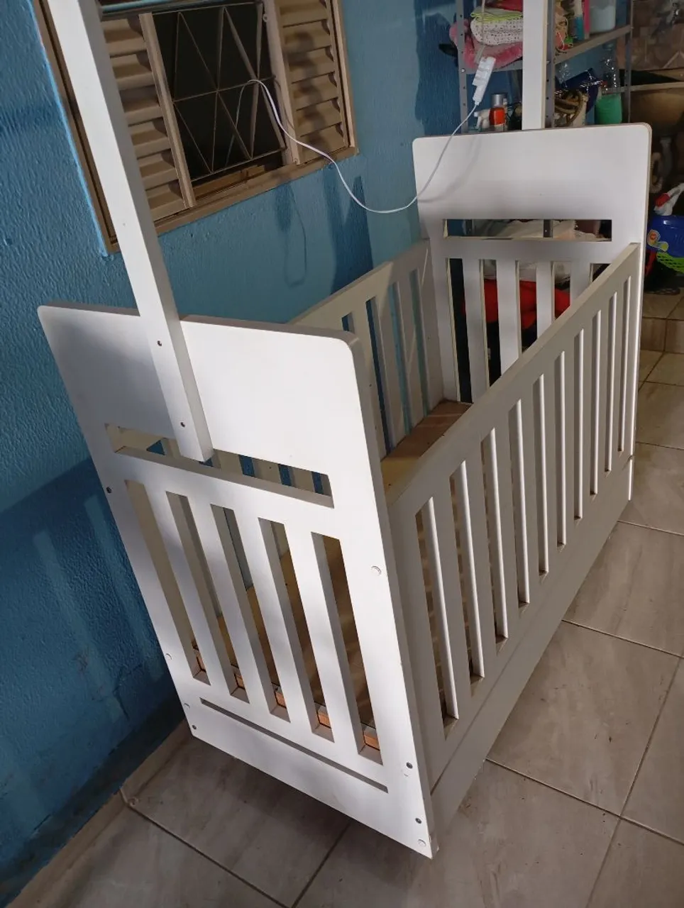 Berço branco com grade de proteção