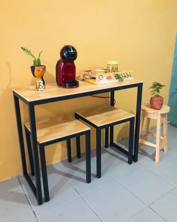 Conjunto mesa e banquetas industrial65578364681985125