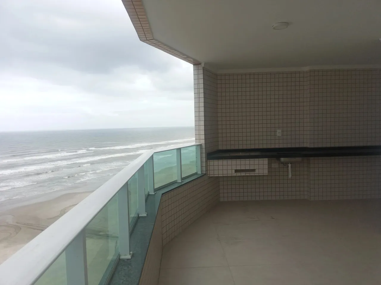 Frente mar 3 dormitórios 2 suites Maracanã. Praia Grande