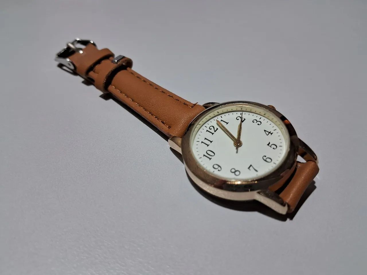 Relógio feminino de pulso com pulseira marrom