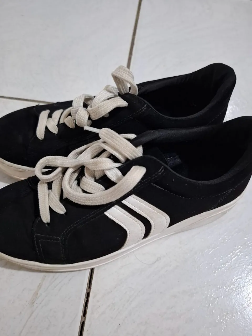 Tênis Preto com Detalhes Brancos - Conforto e Estilo