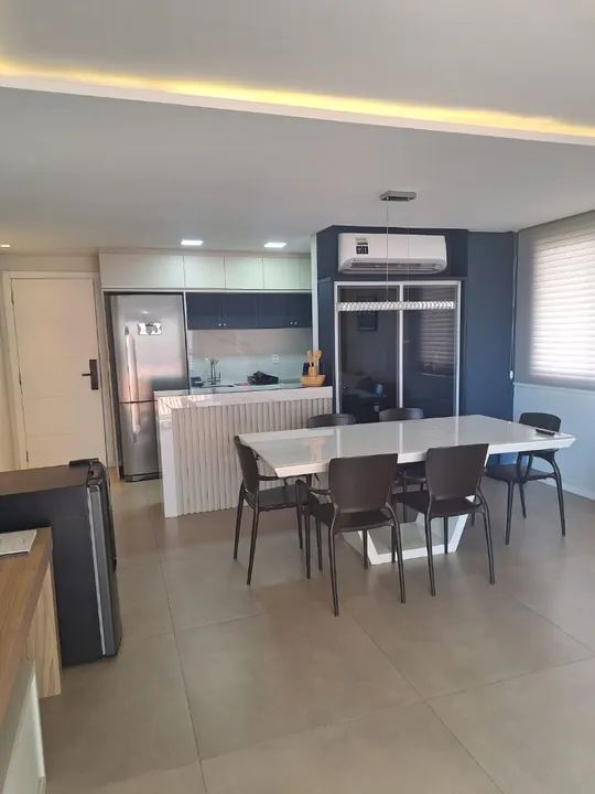 Apto quadra mar em Piçarras a 150m da praia com 1 suíte e 2 quartos - Foto 2