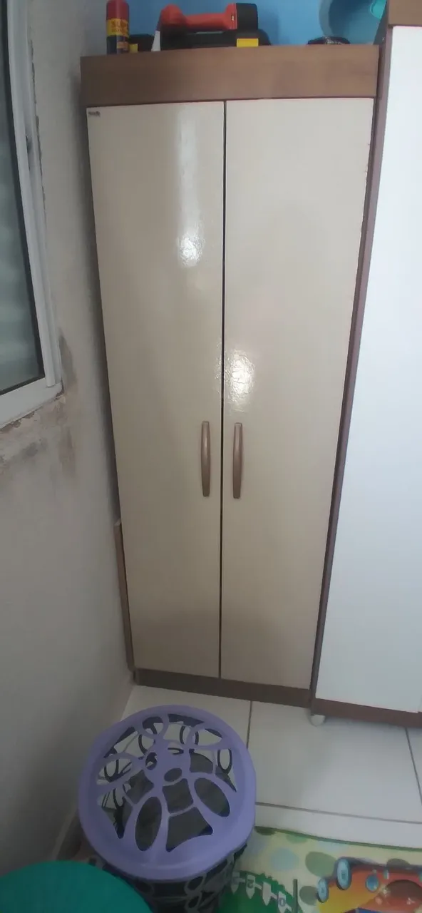 Armário de madeira com duas portas