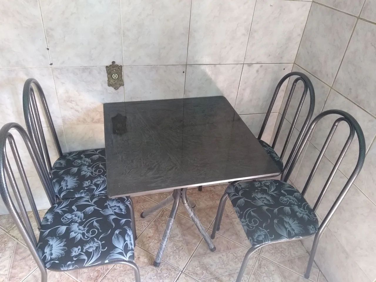 Mesa tubular de 4 cadeiras nova  - Foto 2