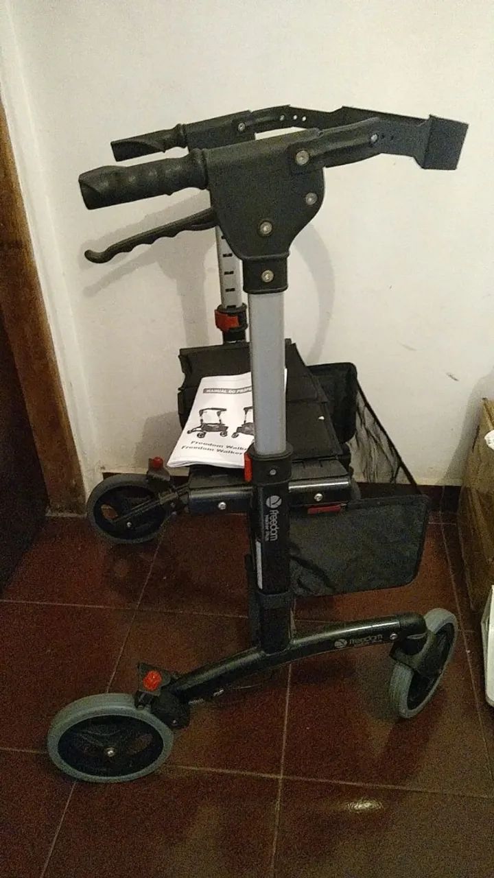 ANDADOR PORTÁTIL 4 rodas giratórias, freios, assento, compacto, leve para transporte - Foto 3