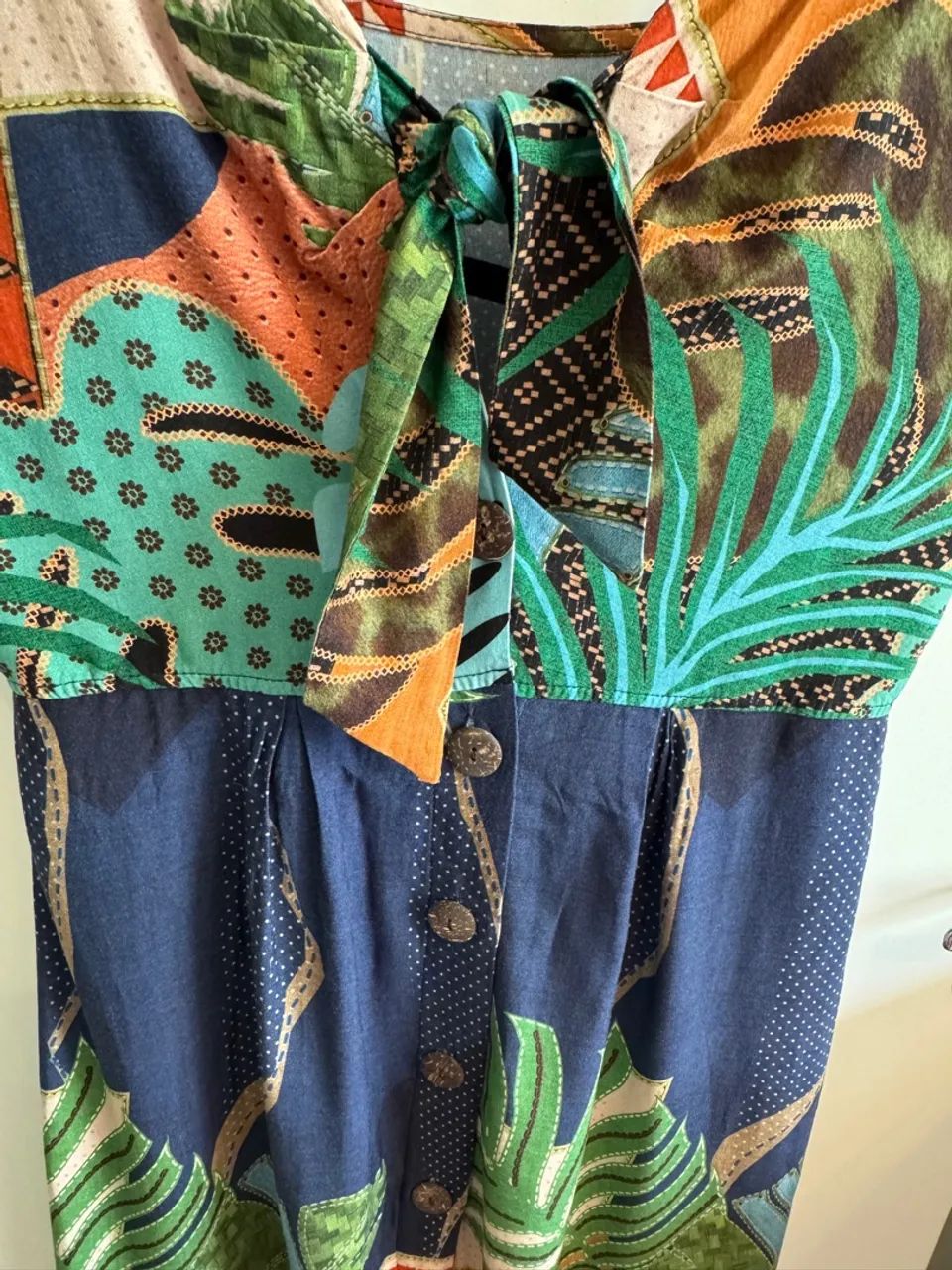 Vestido estampado com botões