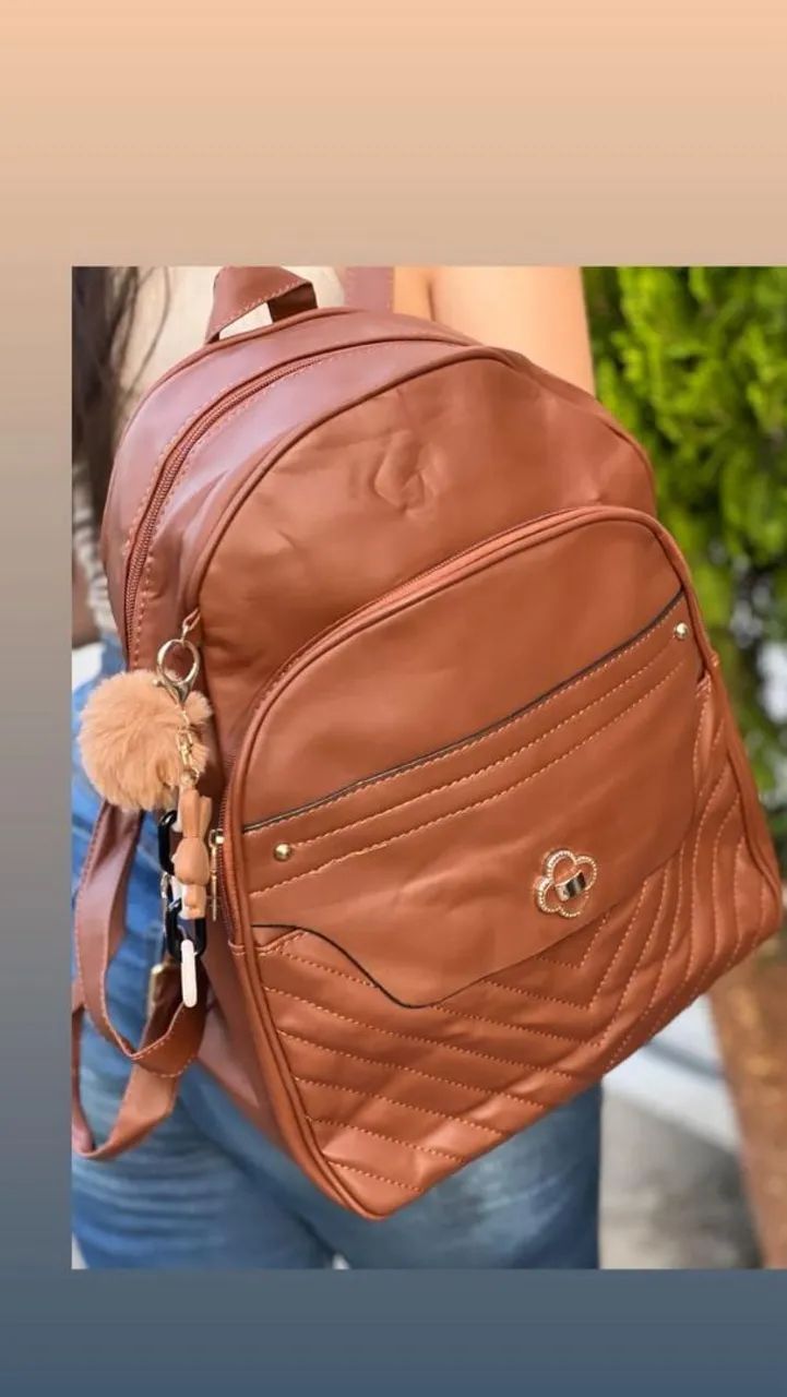 Mochila Feminina Elegante em Couro Sintético - Foto 4