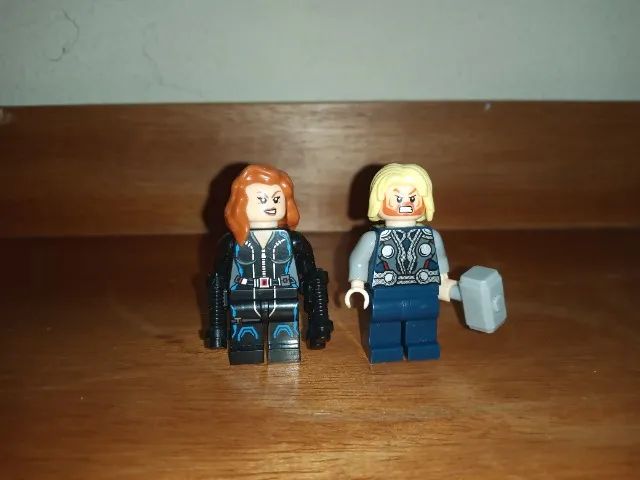 Bonecos lego Viúva Negra e Thor