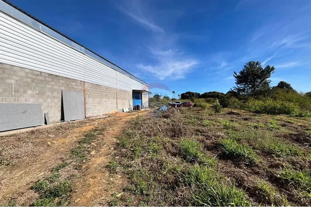 Beira da Pista com Galpão - região em alta valorização