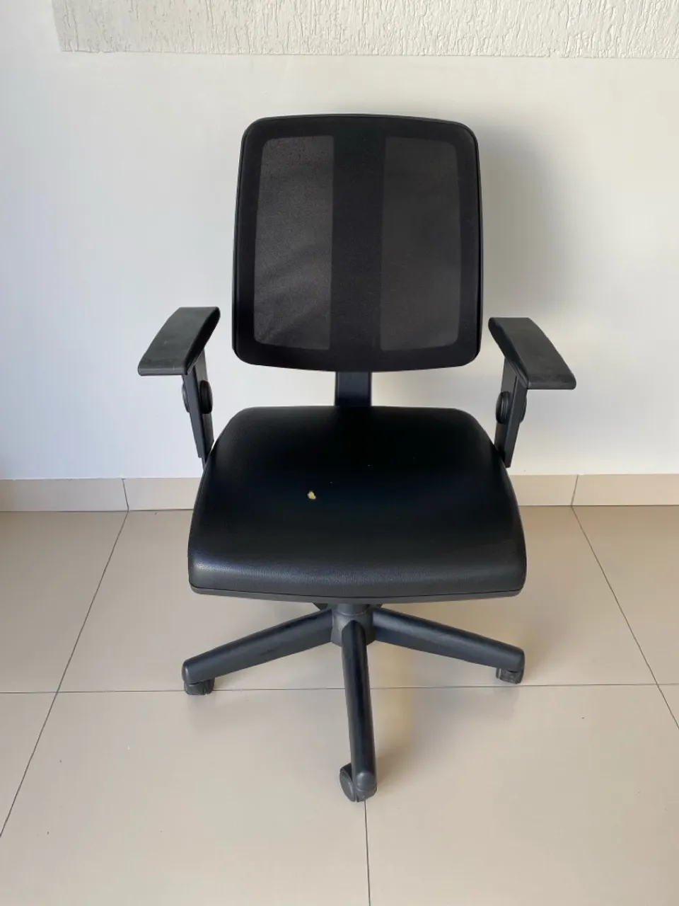 Cadeira de escritório preta com encosto em tela