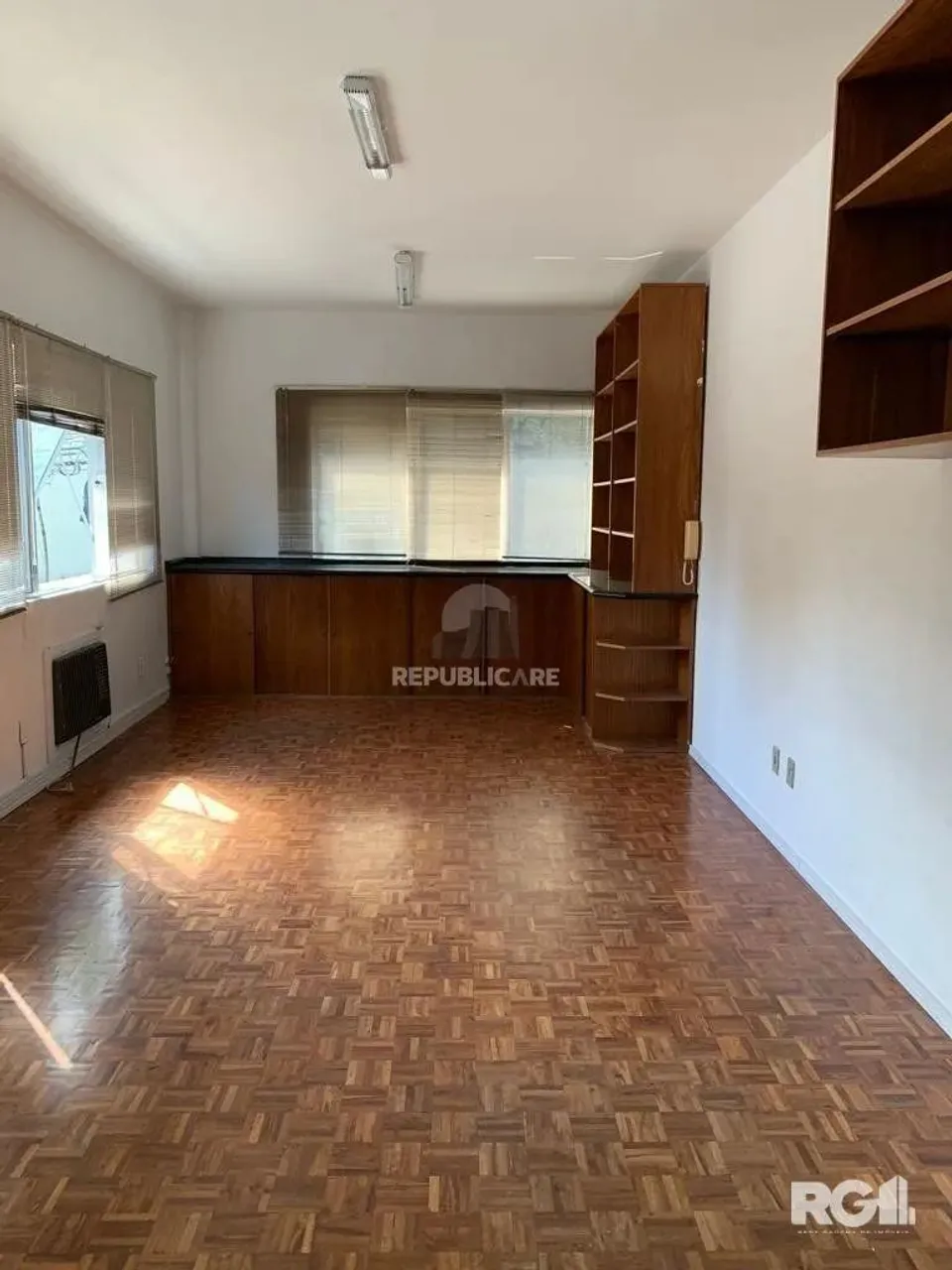 Ótima Sala para venda na Cidade Baixa. CÓD. RP389868