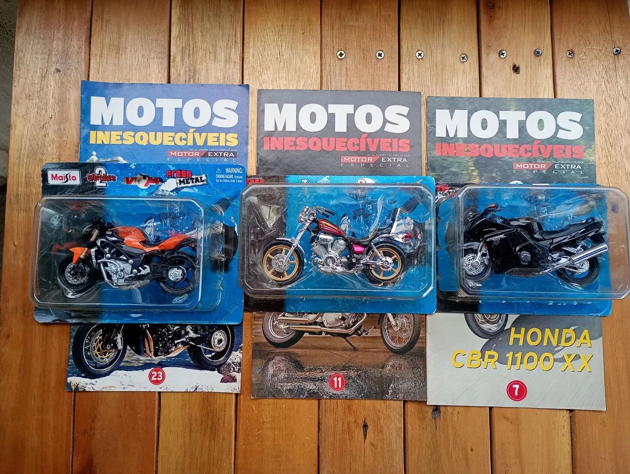 Miniaturas de moto lacrado e com catálogo 
