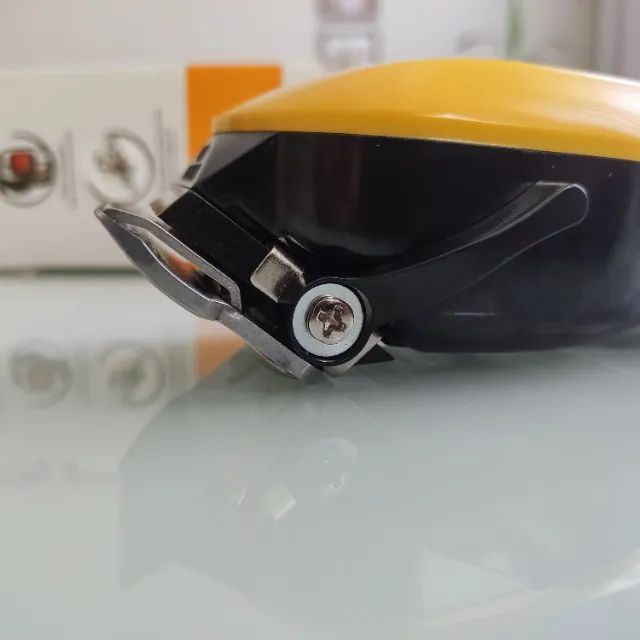 Máquina de Cortar Cabelo Knup 220V Profissional com 4 pentes - Foto 5