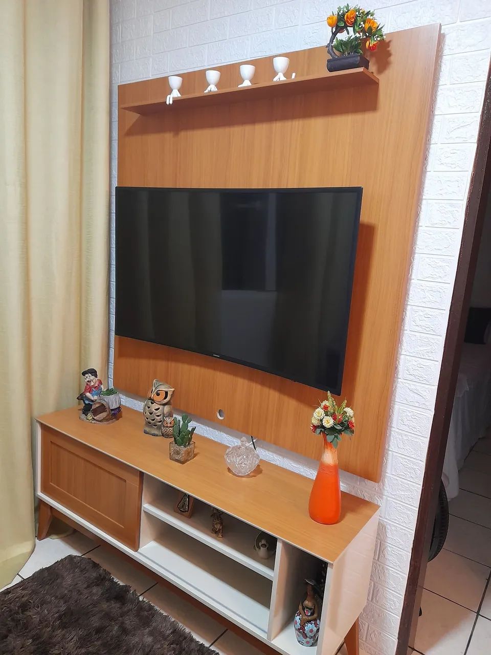 Vende-se Rack com Painel para TV até 50 pol. Pés Estilo Retrô - Semi Novo 