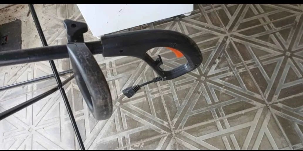 Roçadeira elétrica 