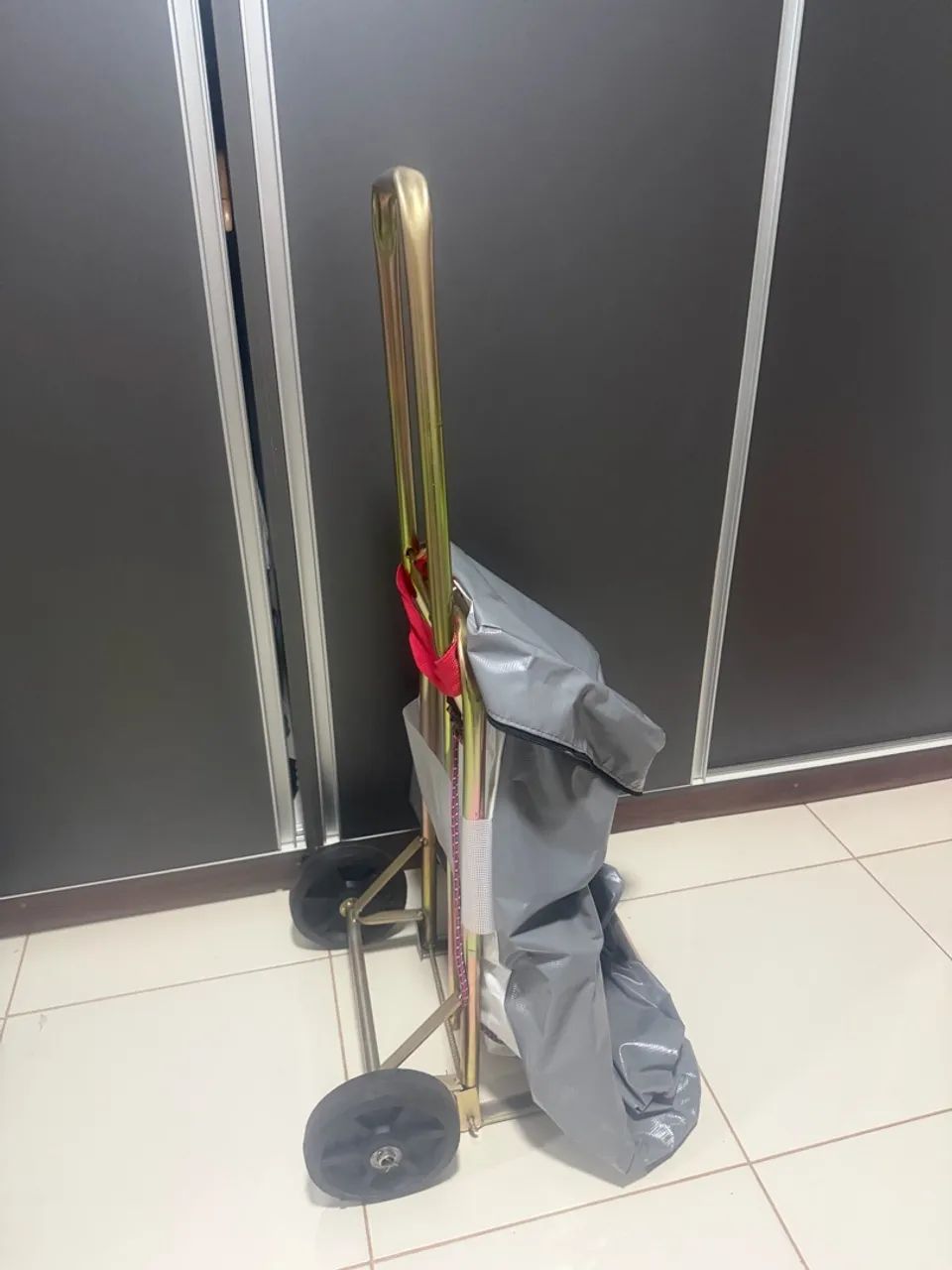 Carrinho de compra de roupas - Foto 4