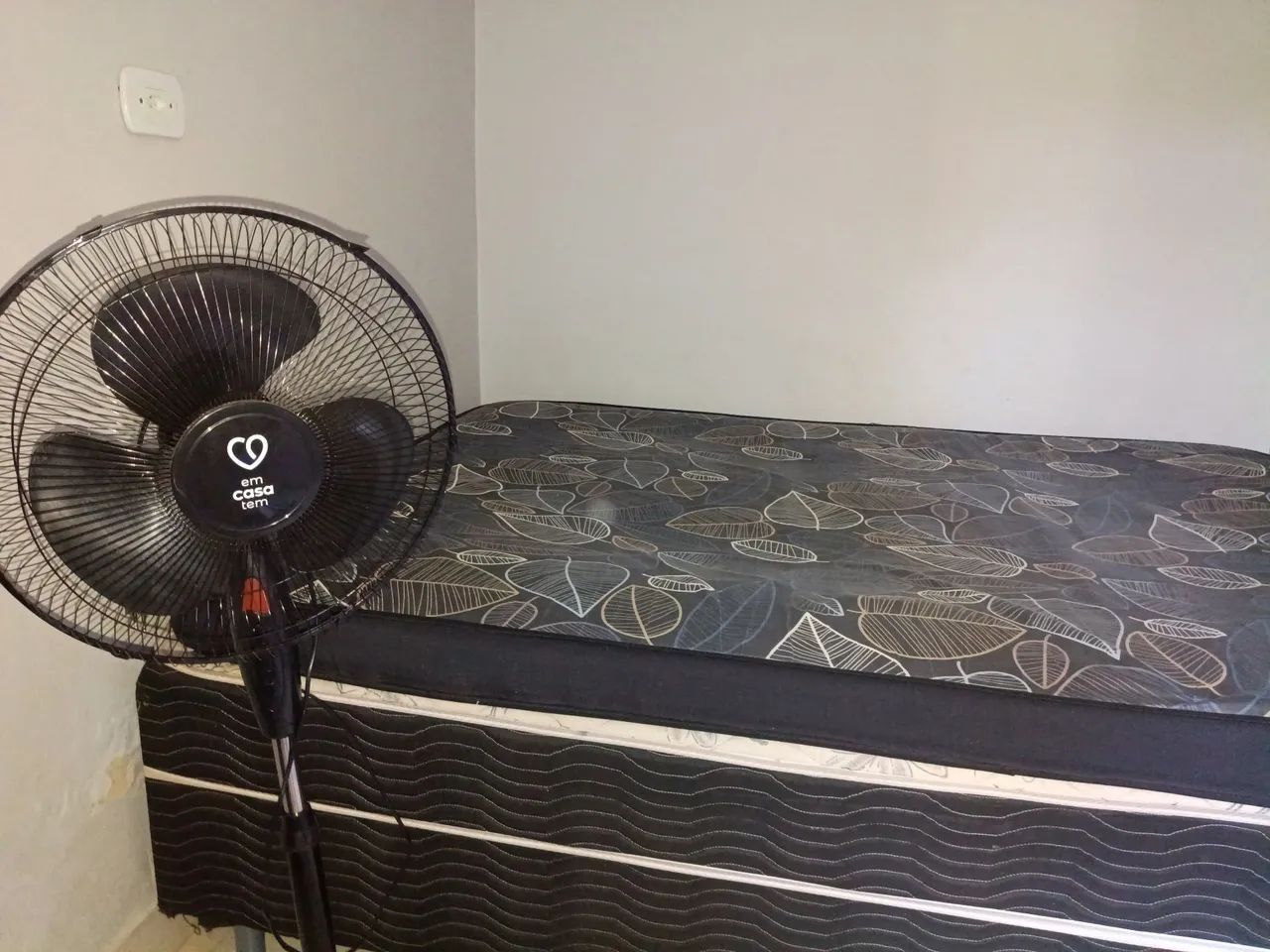 Vendo cama box com colchão e ventilador