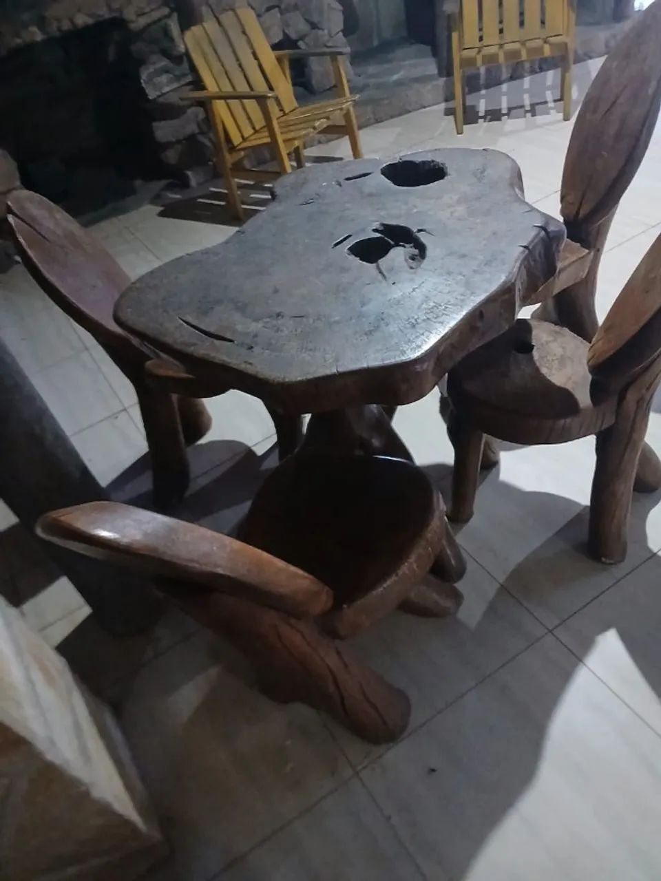 Mesa rústica artesanal em madeira maciça com 4 cadeiras - Foto 3