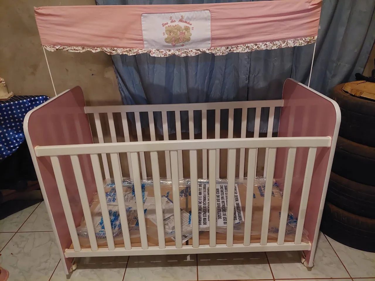 ? Berço Branco e Rosa com Rodinhas + Mosquiteiro | Semi Novo  - Foto 3