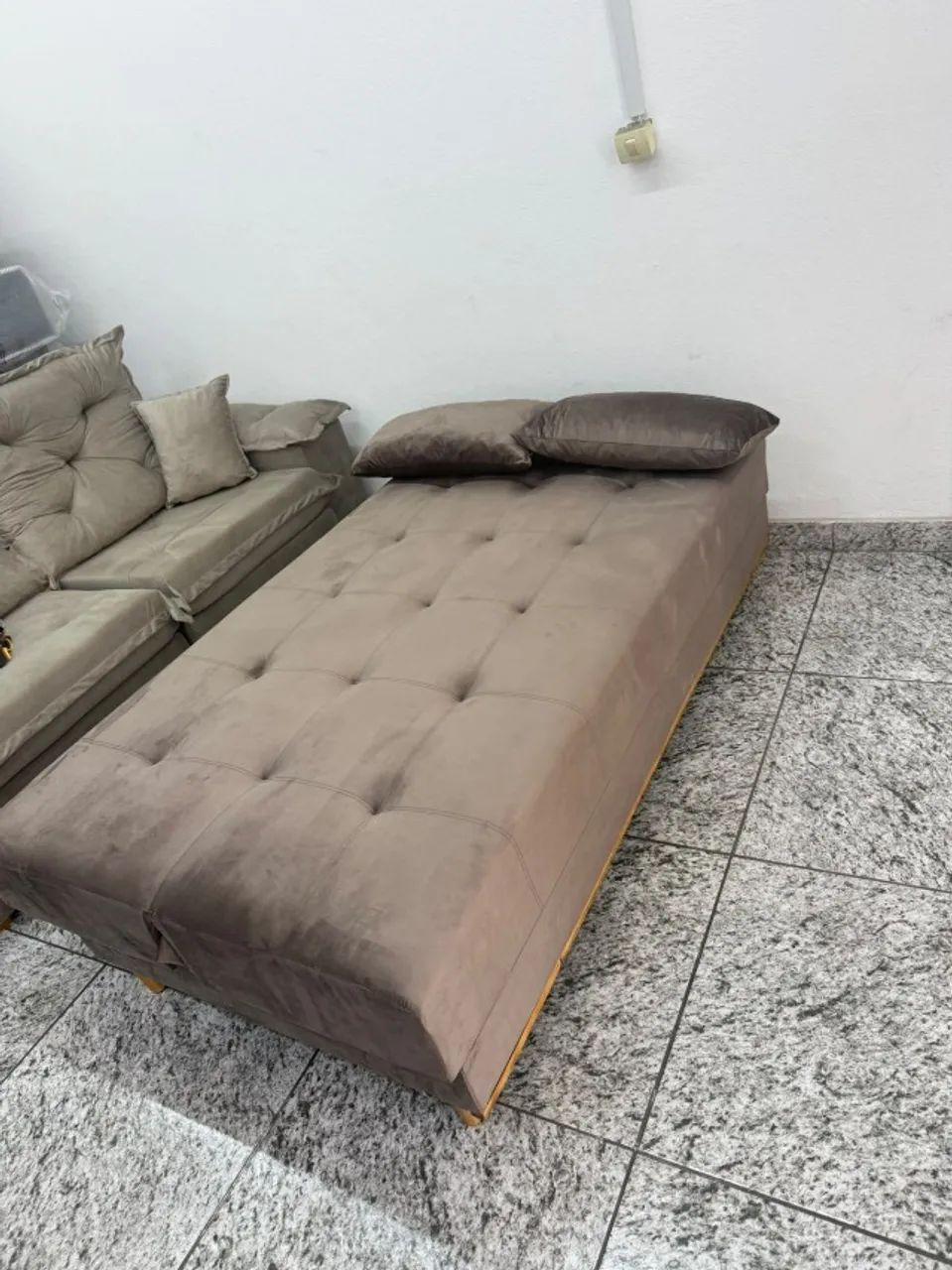 Sofá Cama Casal 1,80m Veludo Resistente e Confortável - Foto 3