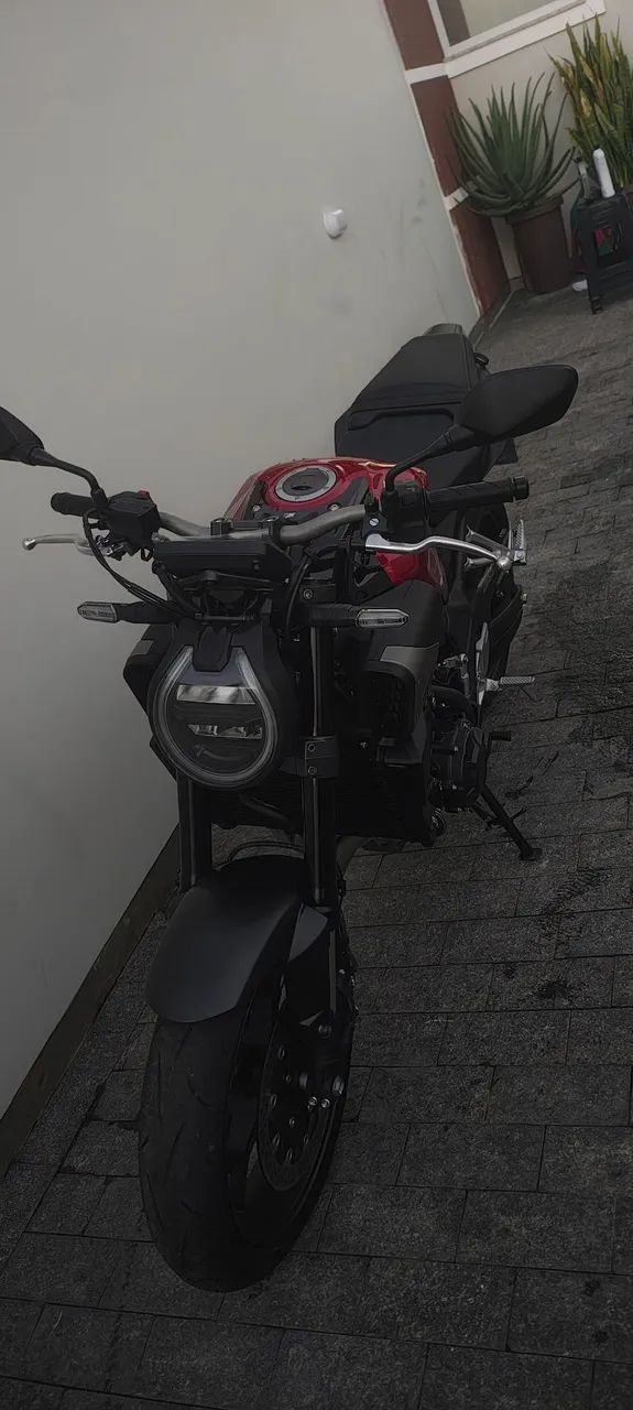 Cb 650 com e-cloud e apenas 2500km 