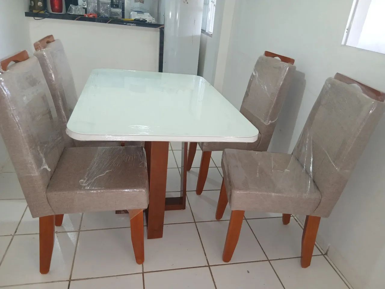 Mesa em madeira 4 cadeiras - Foto 3