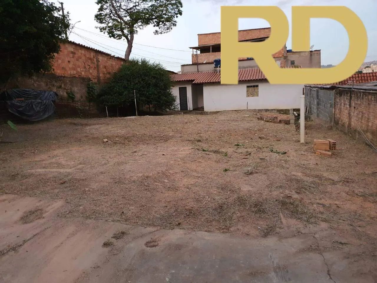 Lote com barracão no Horto Florestal