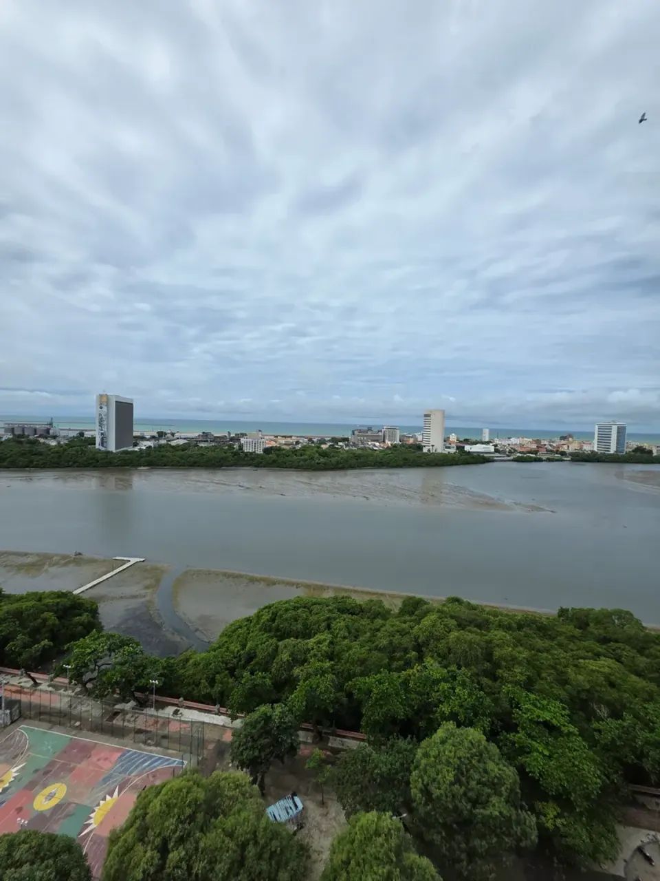 Apartamento três quartos andar altíssimo na Rua da Aurora