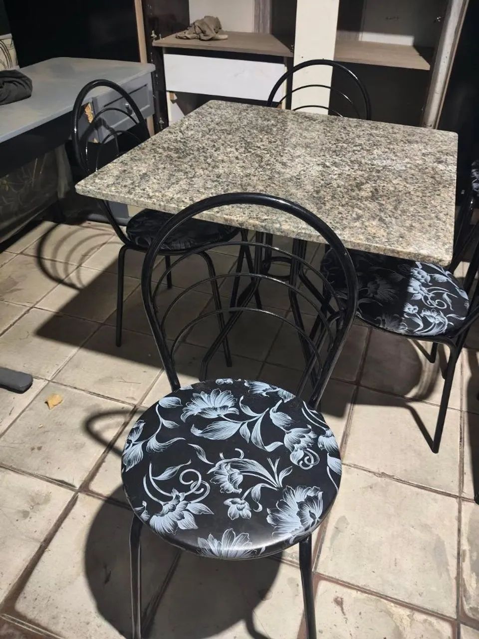 Mesa com 4 cadeiras 65704316562049120