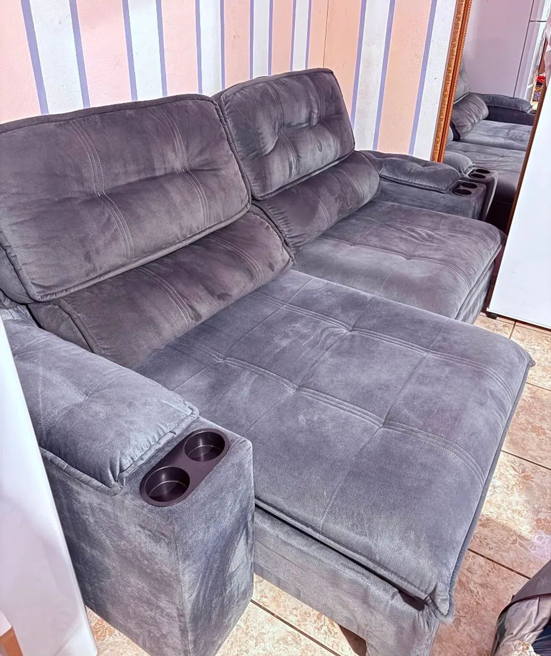 Sofá Retrátil Suede Chumbo - Estado de Novo, Super Confortável - Foto 5