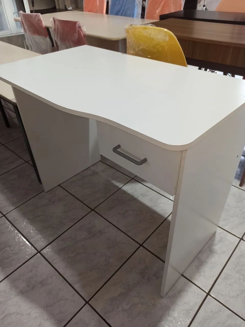 Mesa branca com 1 gaveta  - Foto 2