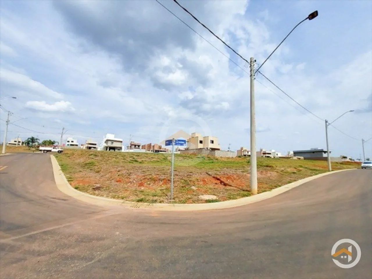 Lote de esquina com 449,73m² no Jardins Capri