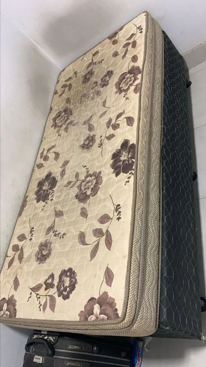 Cama de solteiro (sem o colchão)