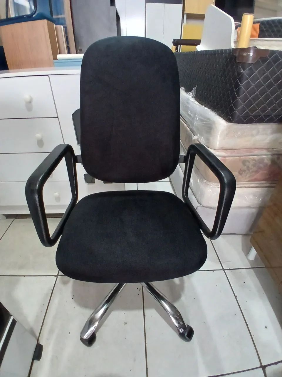 Cadeira hidráulica e giratória reformada 