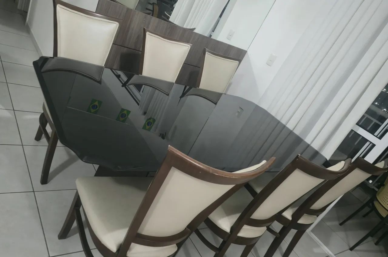 Sala de jantar completa, com tampo de vidro na cor preta, 06 cadeiras e base design - Foto 2