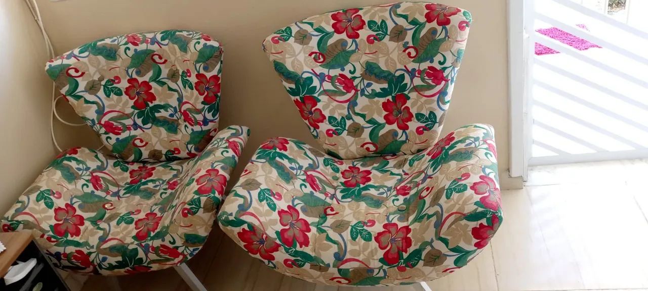 Duas cadeiraa decorativas 