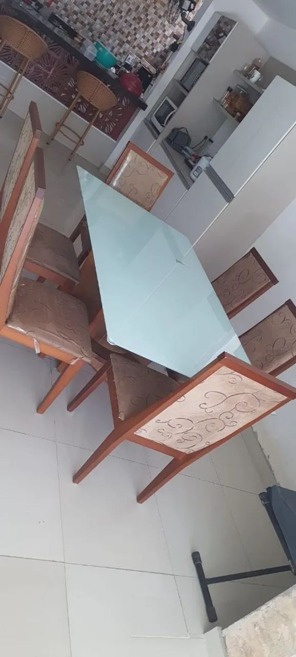 Mesa tampo vidro retangular com 6 cadeiras de madeira com assento almofada - Foto 4