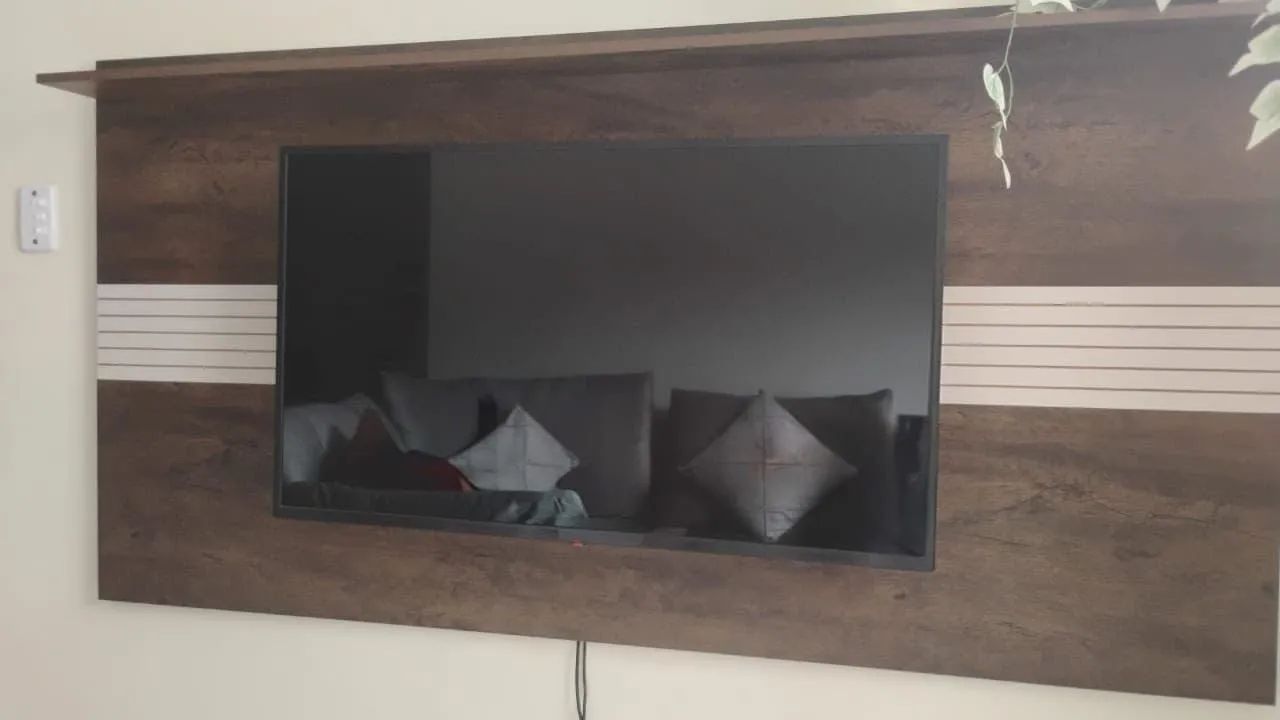 Painel suspenso para TV até 65 polegadas cor tabaco/off white  - Foto 3