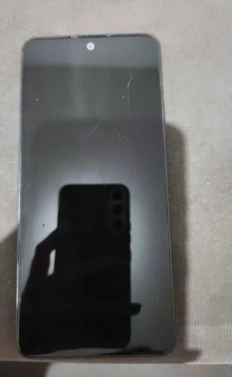 Redmi note 13 com a tela trincada 