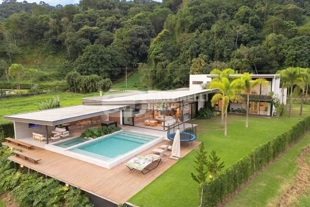 | Casa 6 quartos, sendo 6 suites