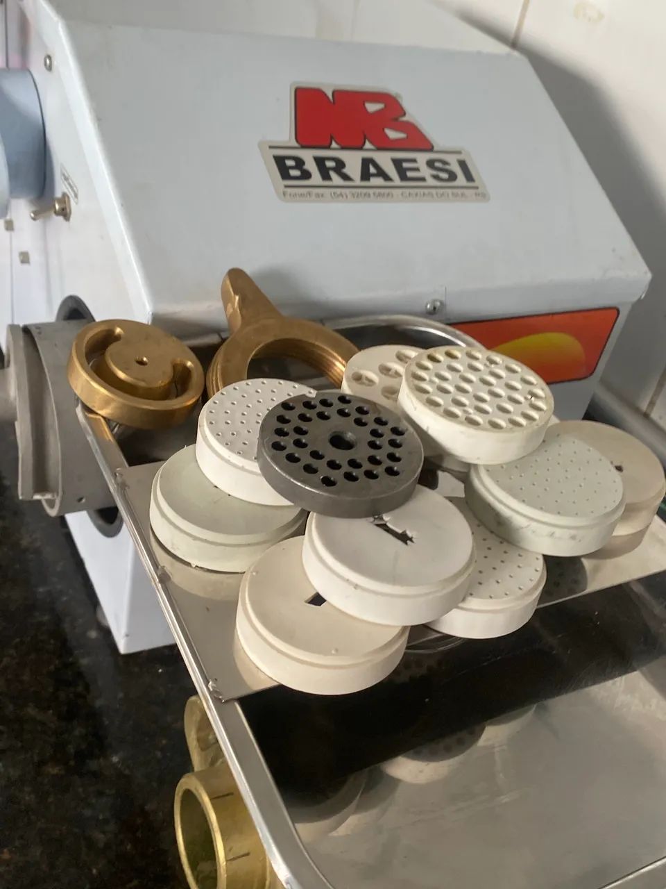 Extrusora/ Maquina de Massas com ralador e moedor de carne BRAESI - Foto 5