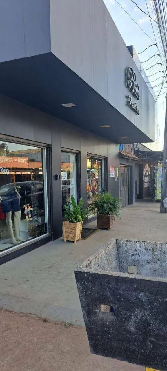Imóvel comercial à venda que inclui uma residência e um ponto comercial.