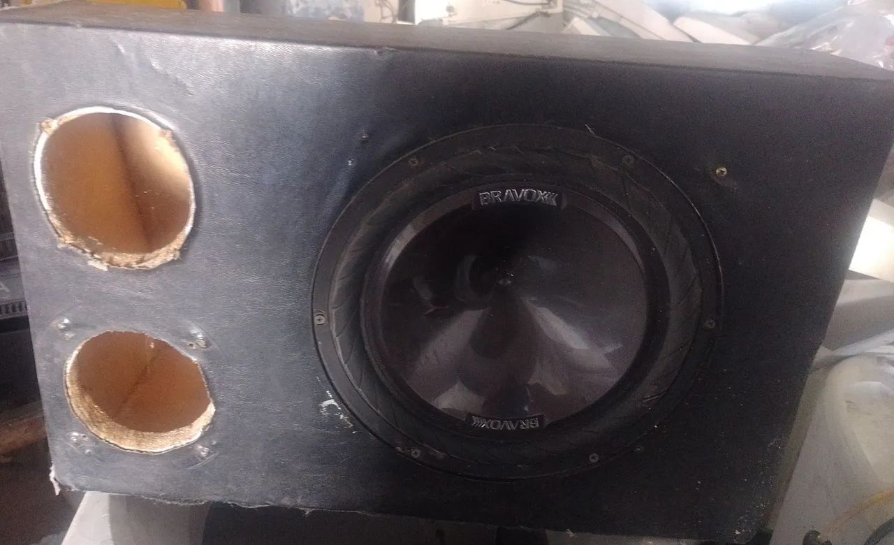 Caixa selada. Com alto falante Bravox de 12 polegadas toca muito 