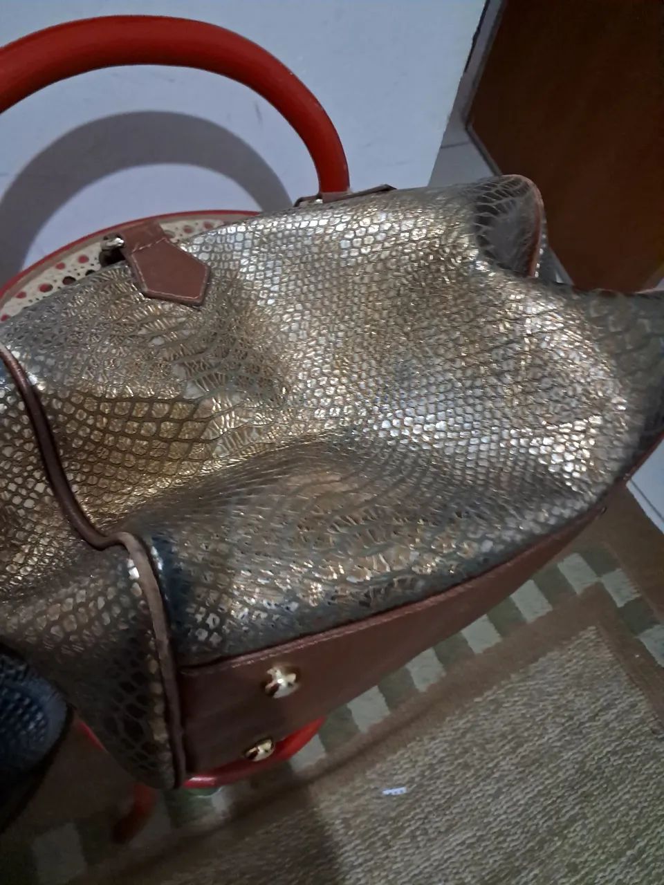 Bolsa dourada carmim - Foto 2