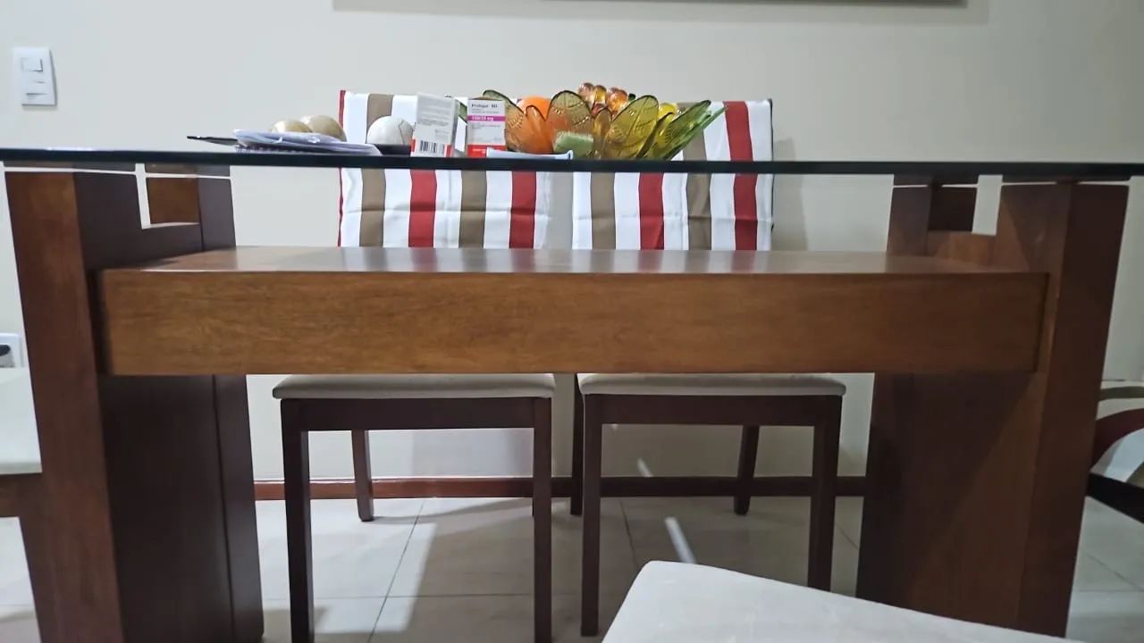 Vendo conjunto de mesa e seis cadeiras - Foto 2