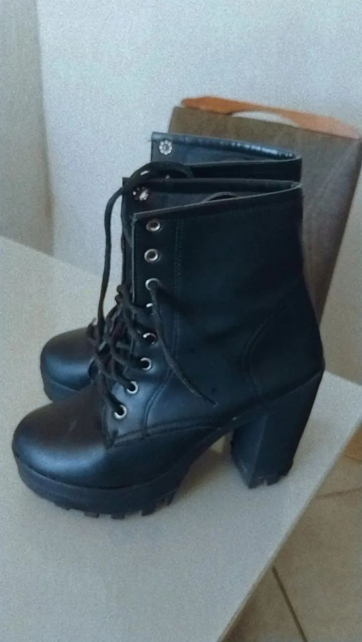 Bota coturno salto grosso