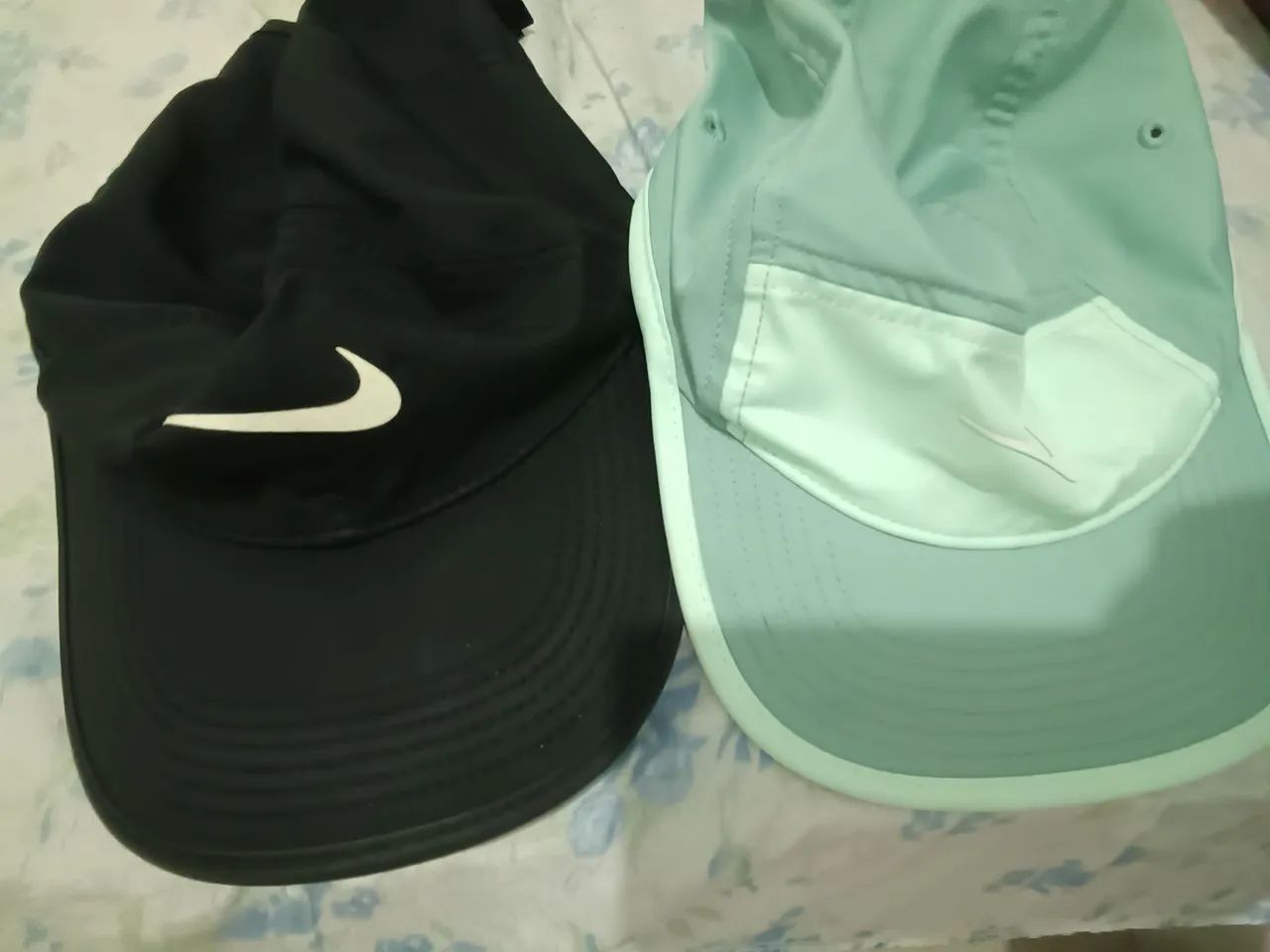 Dois bonés originais Nike semi novos.