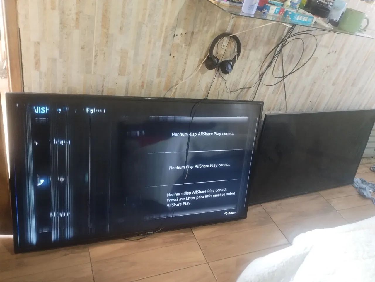 Troco e aceito propostas, 2 tvs uma com essas linhas pretas e uma trincada ambas Samsung!